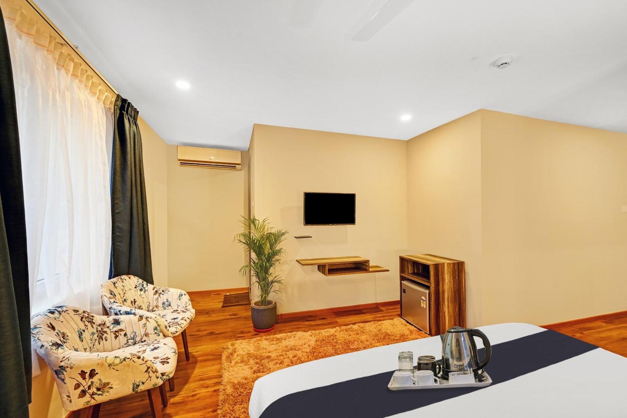Super Townhouse Oak Hillside Aqua Hotel Khandagiri Exterior photo