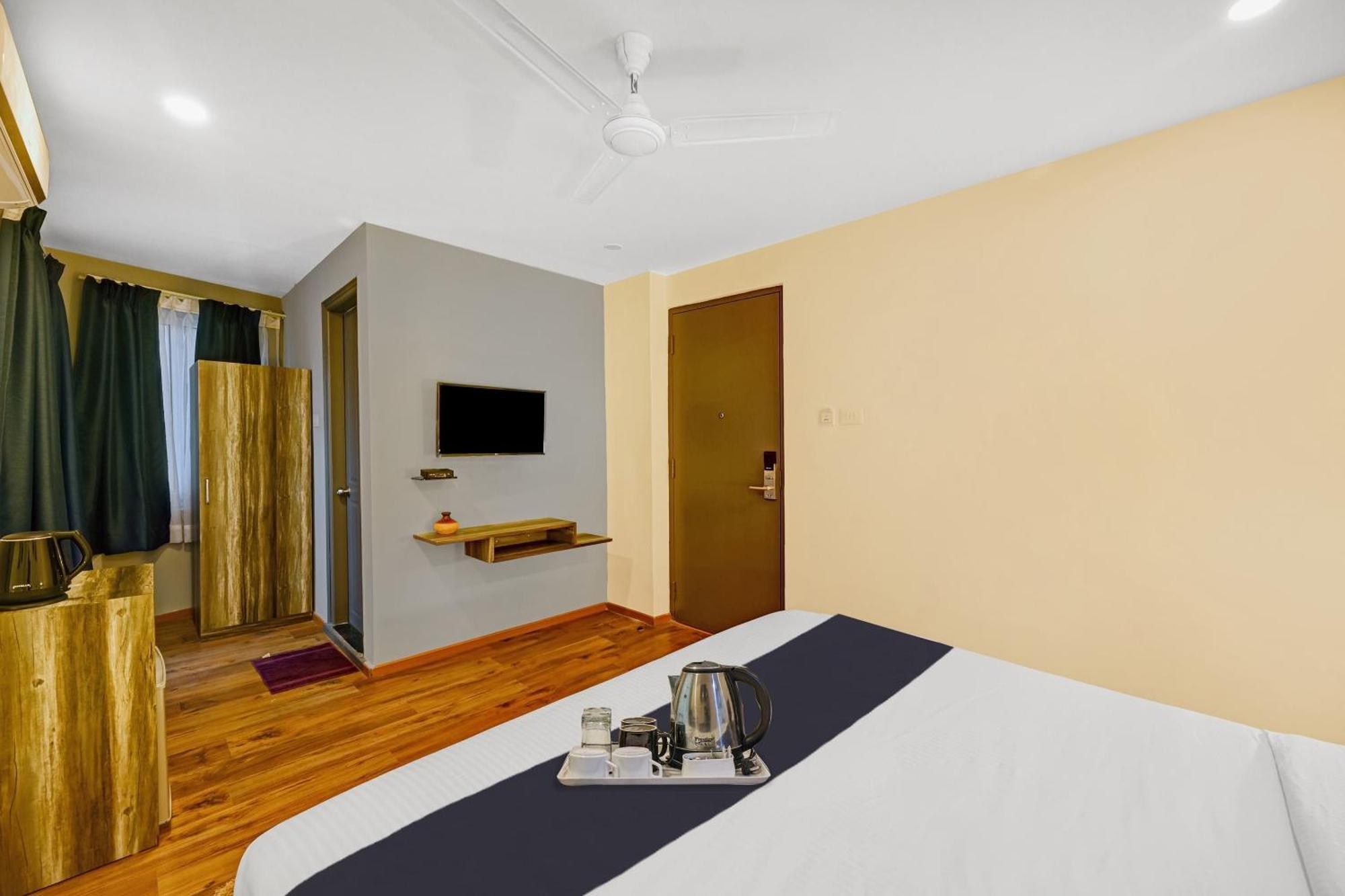 Super Townhouse Oak Hillside Aqua Hotel Khandagiri Exterior photo