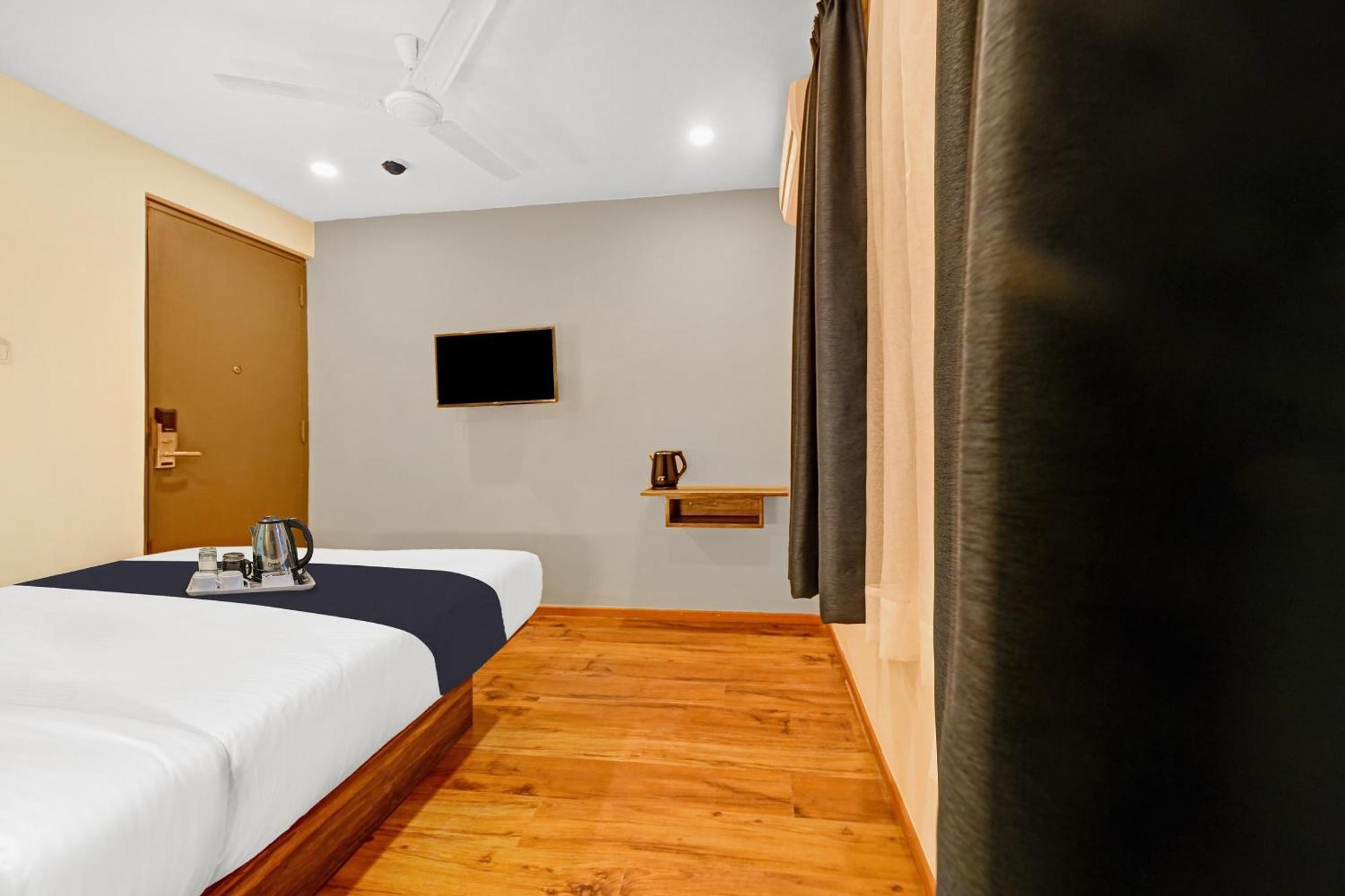 Super Townhouse Oak Hillside Aqua Hotel Khandagiri Exterior photo