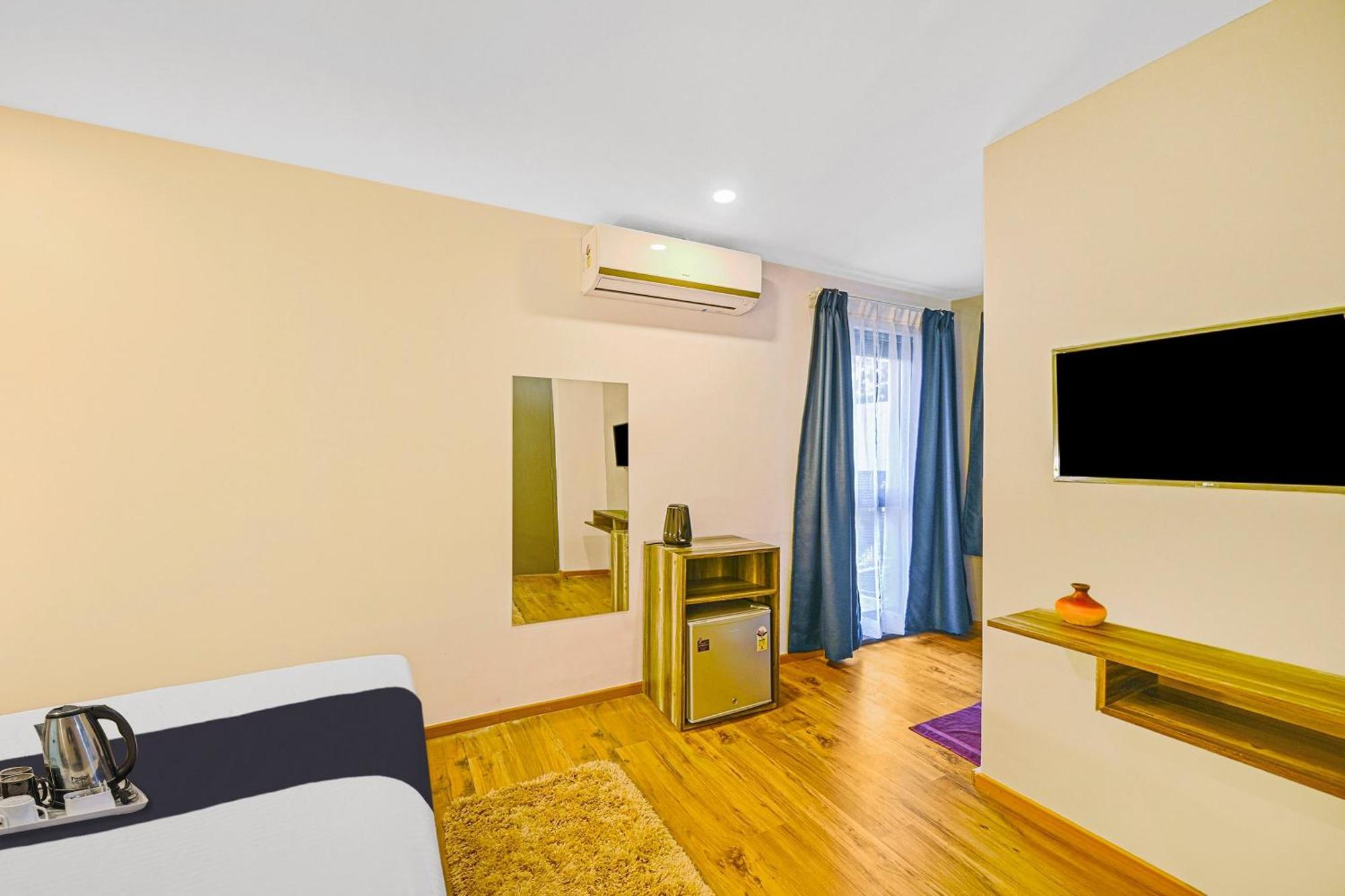 Super Townhouse Oak Hillside Aqua Hotel Khandagiri Exterior photo