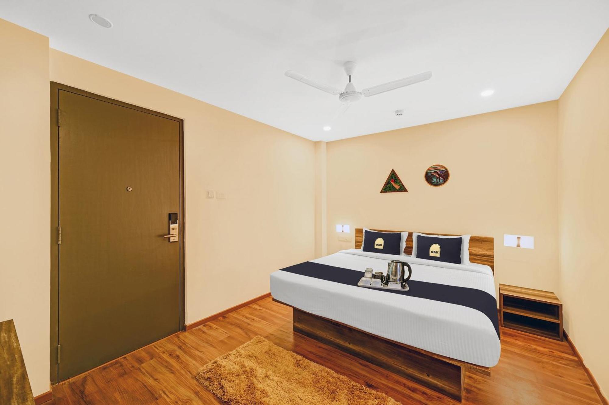 Super Townhouse Oak Hillside Aqua Hotel Khandagiri Exterior photo