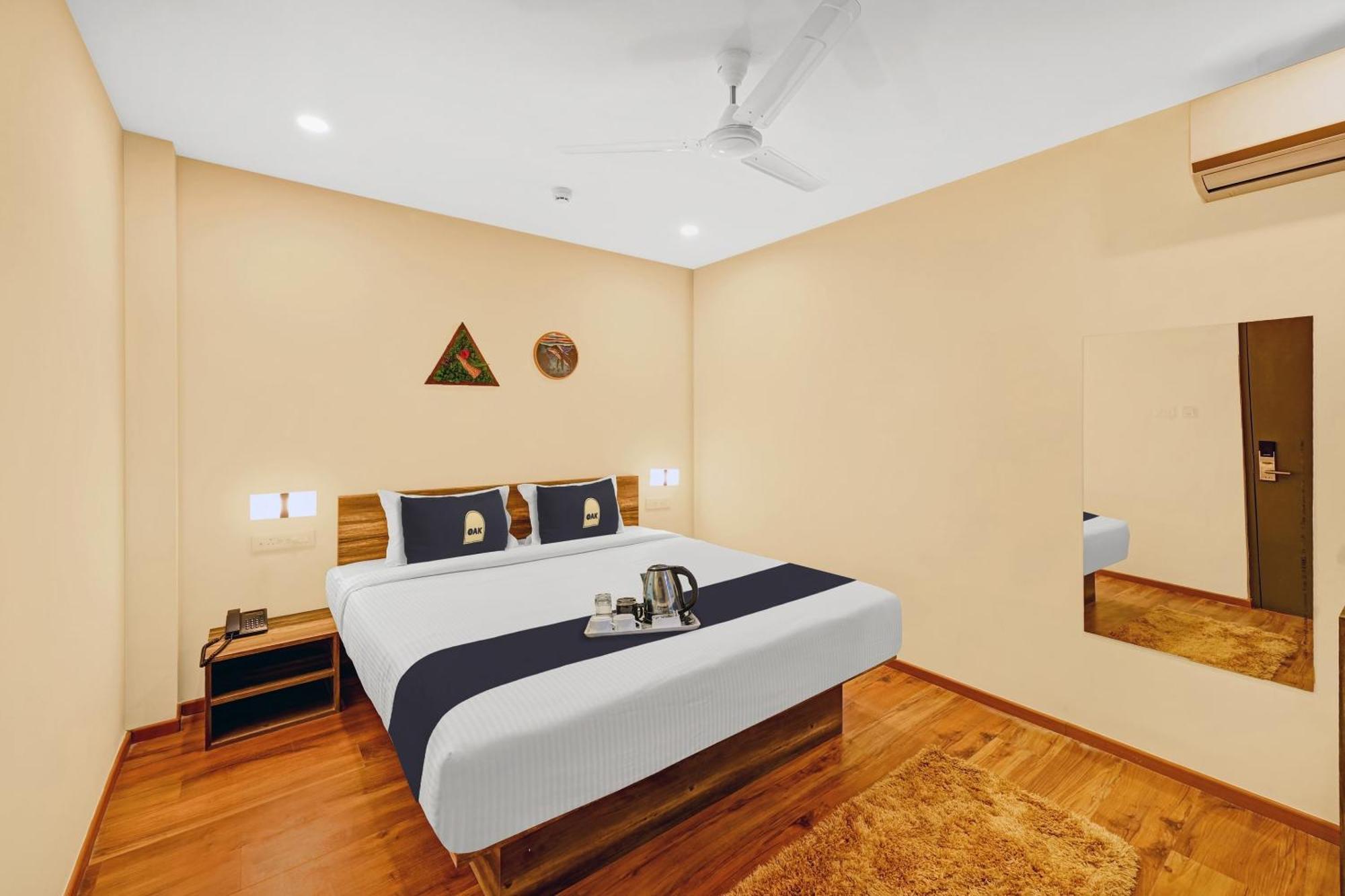 Super Townhouse Oak Hillside Aqua Hotel Khandagiri Exterior photo
