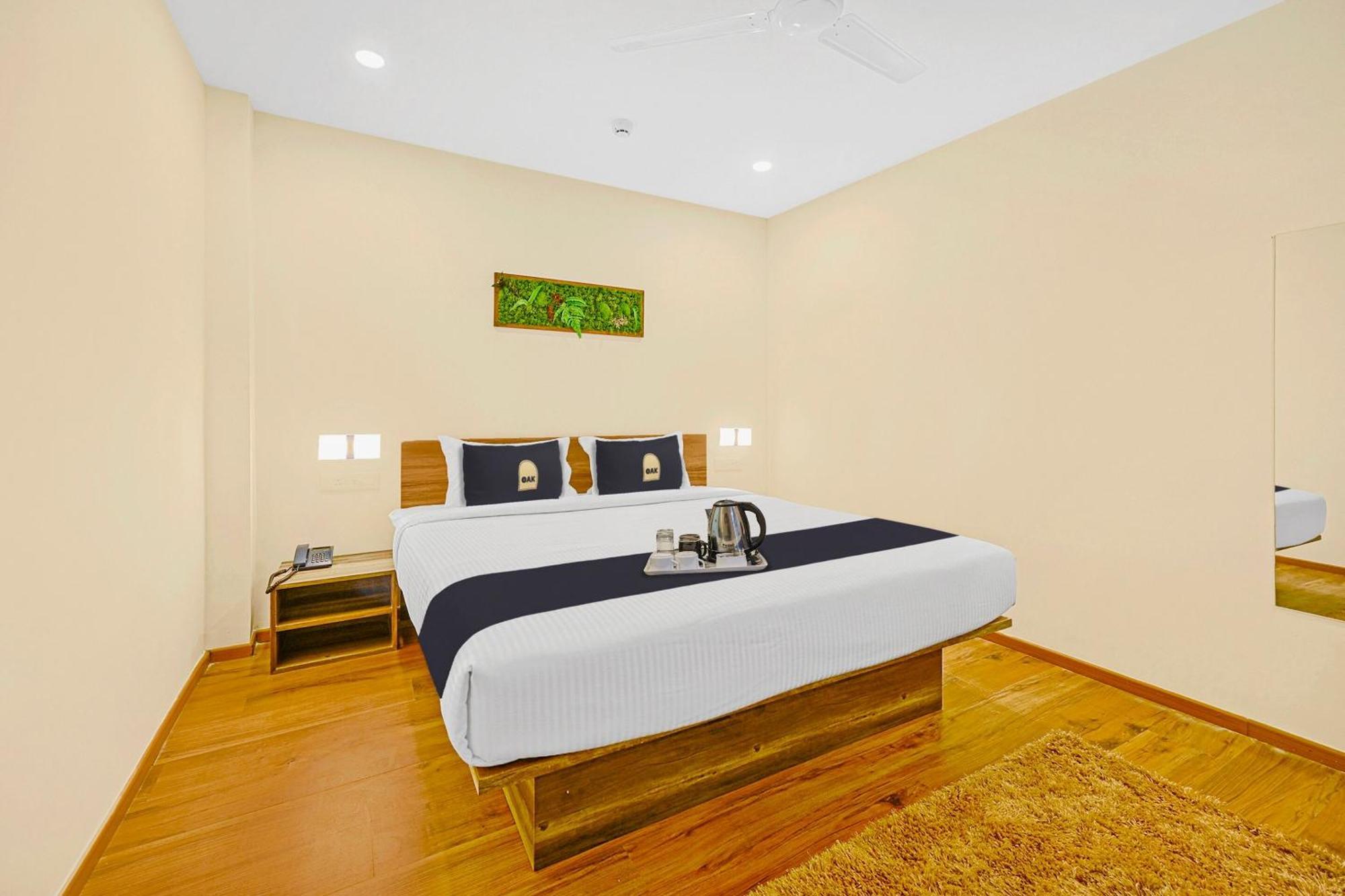 Super Townhouse Oak Hillside Aqua Hotel Khandagiri Exterior photo
